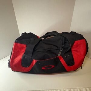 Oakley Factory Pilot Weekender Duffel Carry Case Multi Pocket Gym Red/Black NWOT